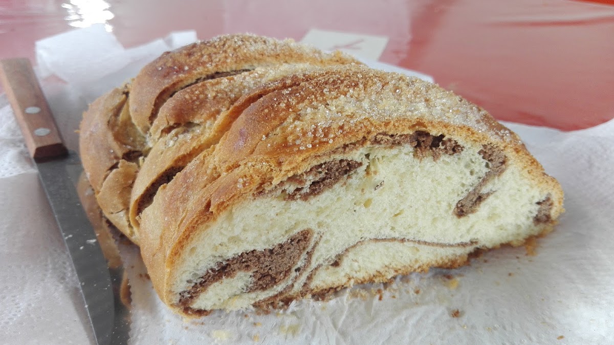 Trenza de pan dulce recién horneada