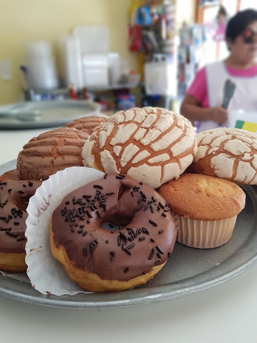 Charola de pan dulce surtido: conchas, dona y muffin